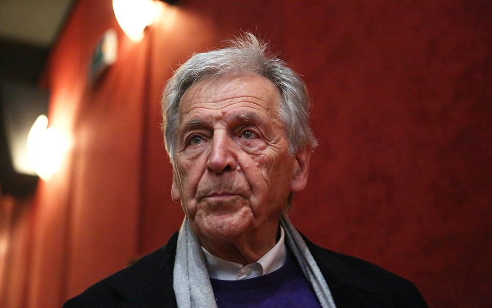 oι-ενήλικες-στο-δωμάτιο-σε-γυρίσματα-2304553