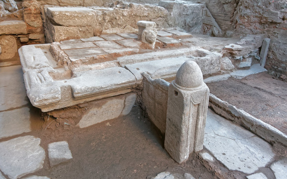 ενα-σπάνιο-κρηναίο-οικοδόμημα-στα-ευρ-2304967