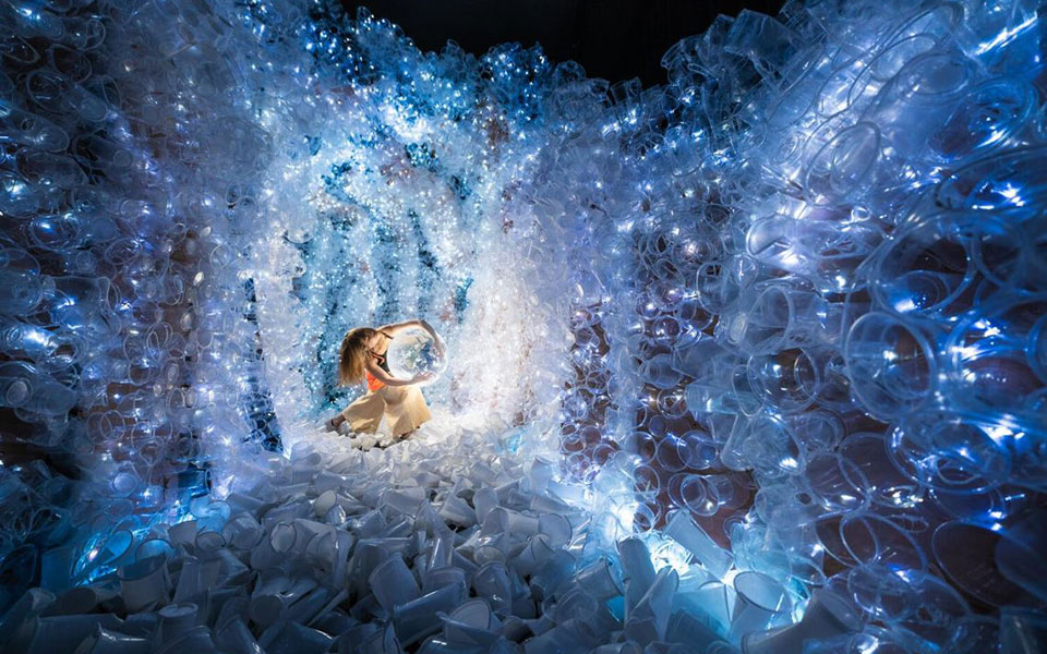 plastikophobia-μια-εγκατάσταση-από-18-000-πλαστικά-π-2306685