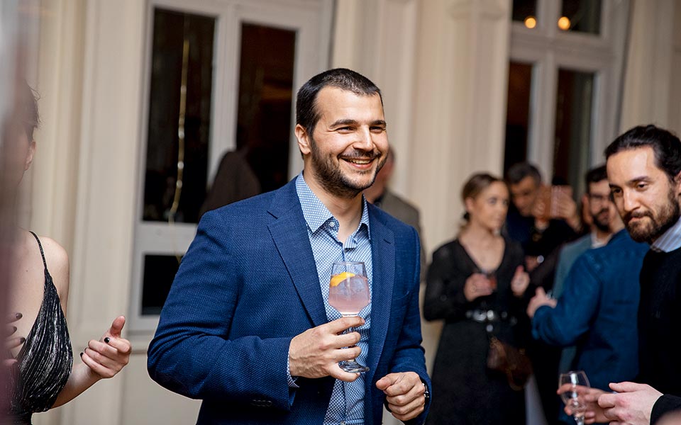 από-γενιά-σε-γενιά-2304409