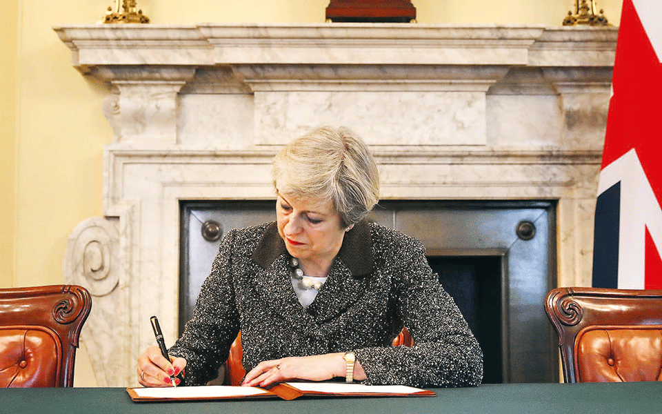 το-brexit-και-η-έκπτωση-της-πολιτικής-2307809