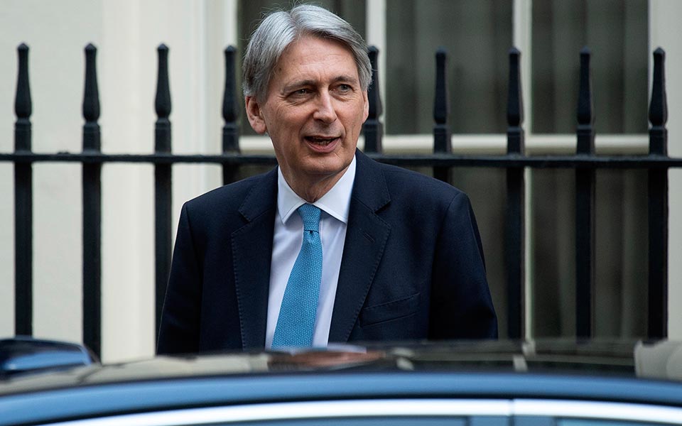 φίλιπ-χάμοντ-η-βρετανία-θα-αναγκαστεί-2303767