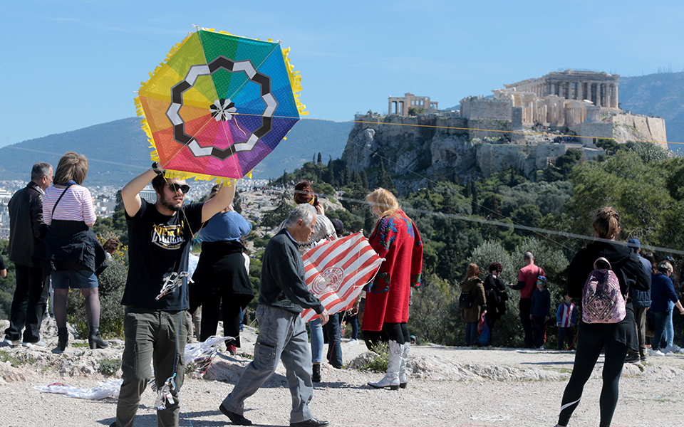 πλήθος-κόσμου-στον-λόφο-του-φιλοπάππο-2304318