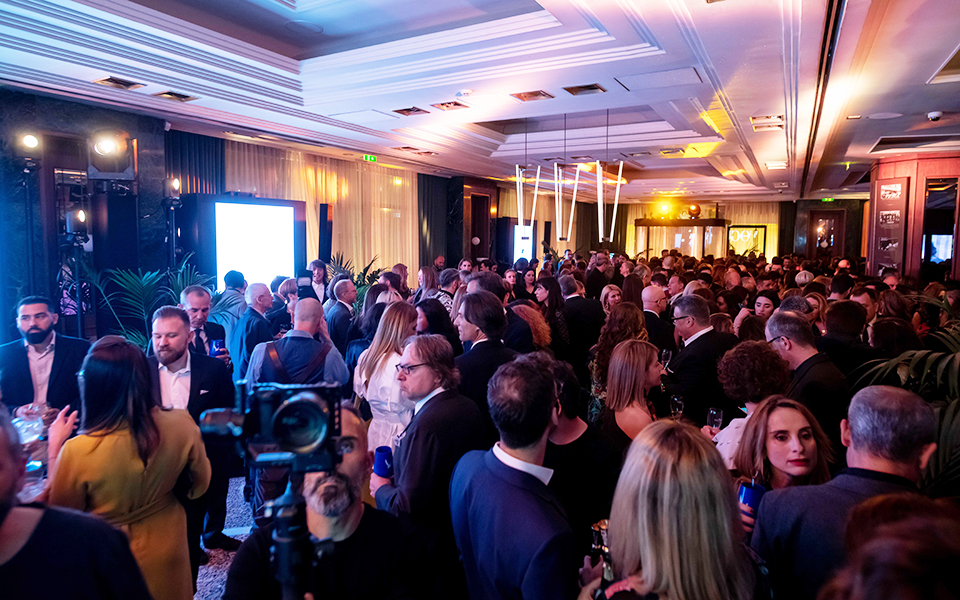 η-vogue-greece-έκανε-το-ντεμπούτο-της-με-το-βλέμμ-2308323