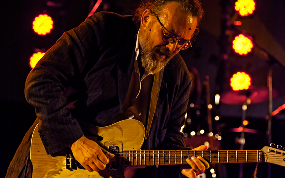 ελληνικό-μπλουζ-με-διεθνή-καριέρα-2309182