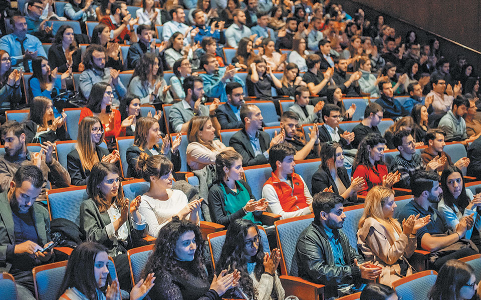χιλιάδες-οι-νέοι-που-θέλουν-να-πάνε-την-2309486