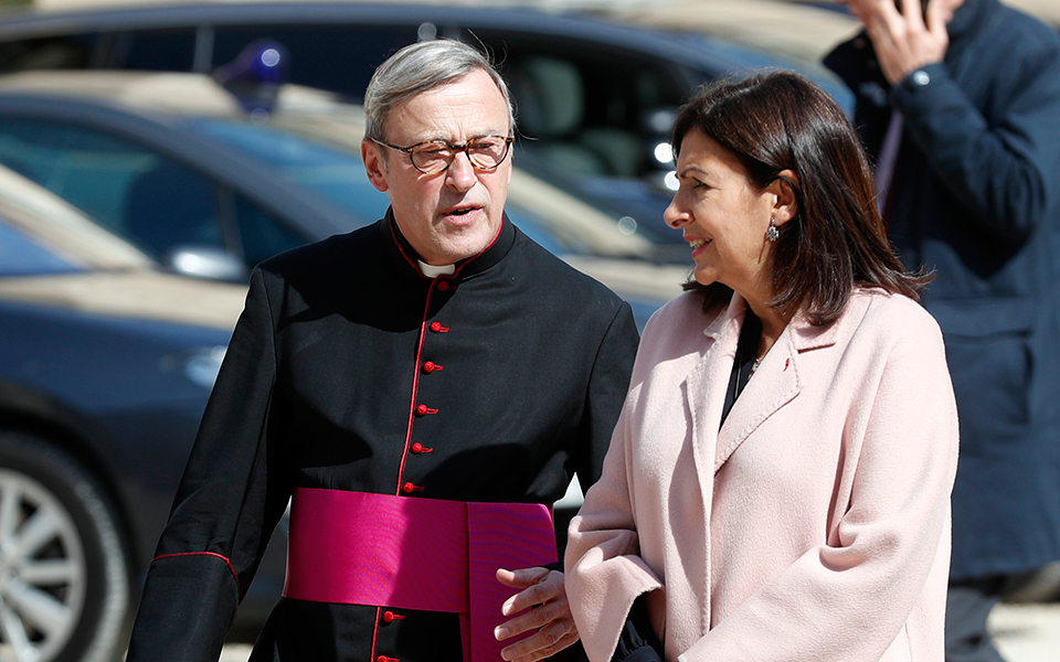 προσωρινός-ναός-στην-πλατεία-της-νοτρ-2312122