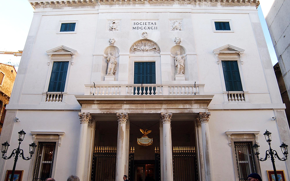 η-αναγέννηση-υπερισχύει-της-καταστρο-2312183