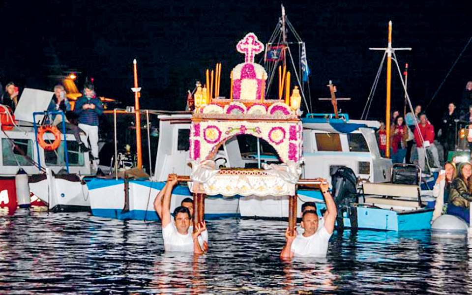 οι-ελληνες-προσκυνούν-τον-ανθοστόλισ-2313464