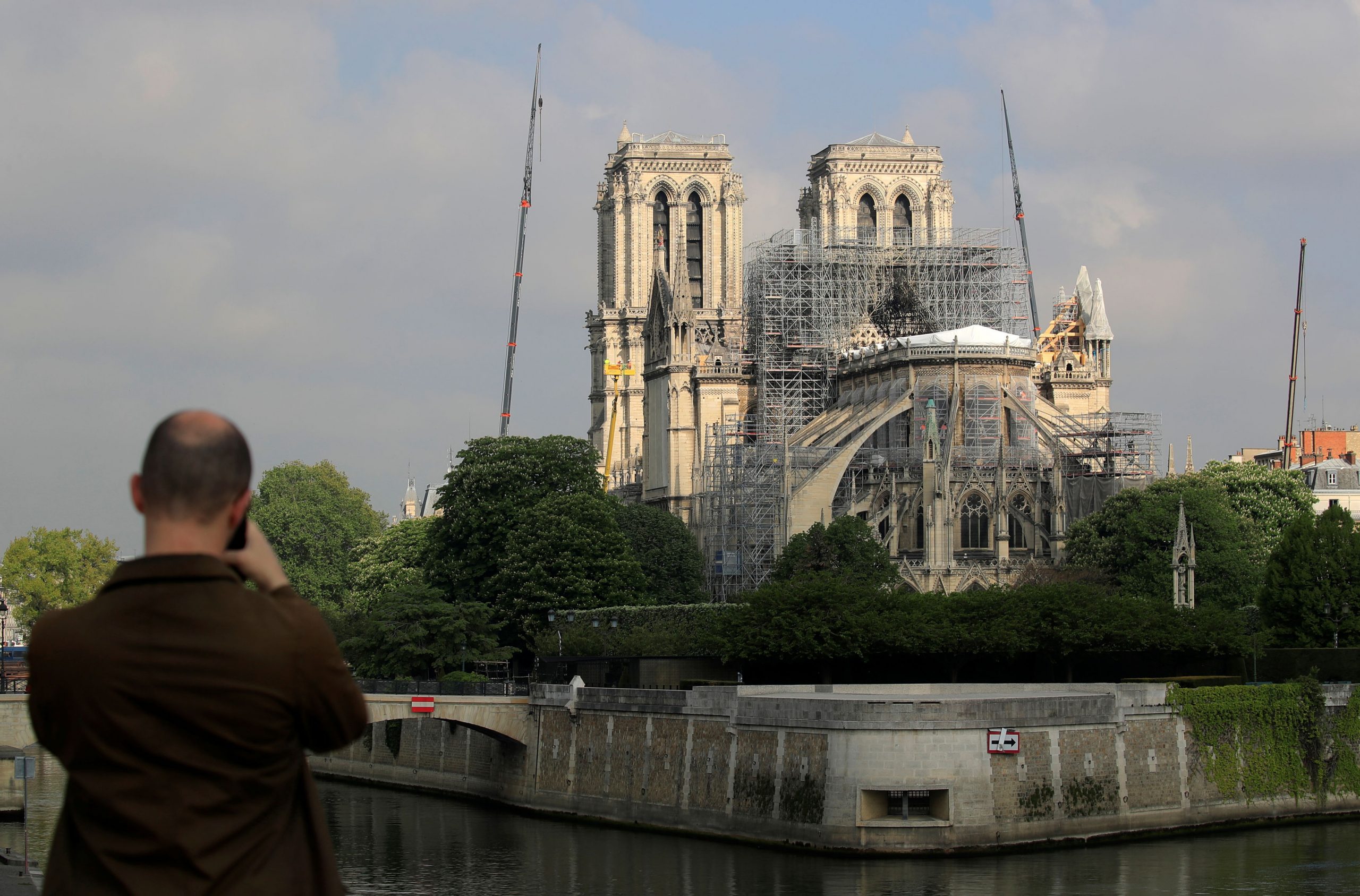 με-λευκό-κάλυμμα-σαν-προσωρινή-στέγη-η-2313820