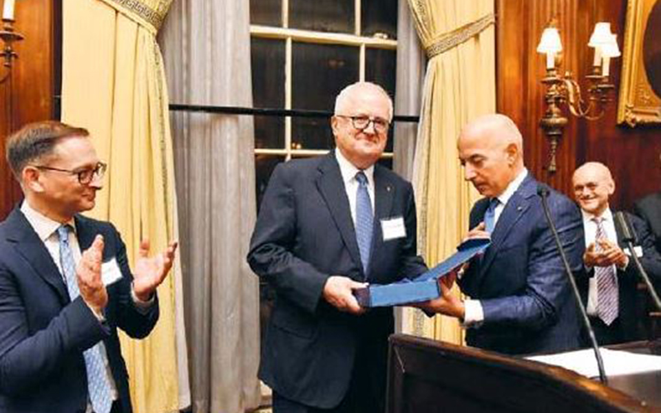 διεθνής-βράβευση-του-γ-χαντζηνικολάο-2310805