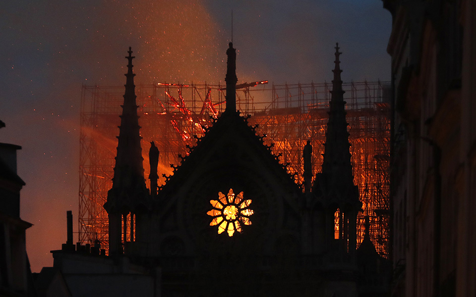η-παναγία-των-παρισίων-καταστράφηκε-κ-2311430