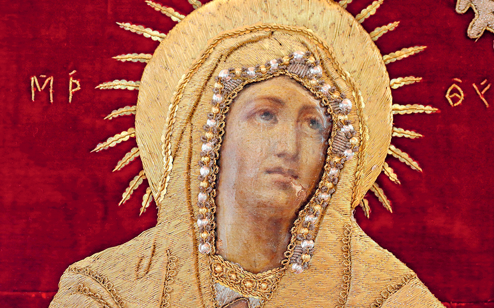 κεντημένοι-με-ατλάζι-κατιφέ-και-μαργα-2312181