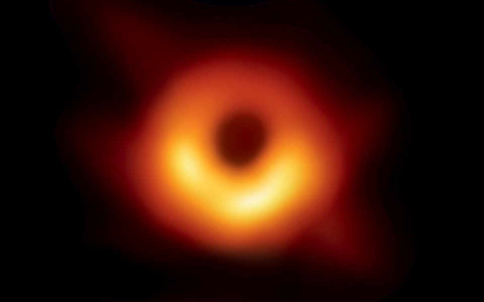 φως-στο-απόλυτο-σκοτάδι-2310244