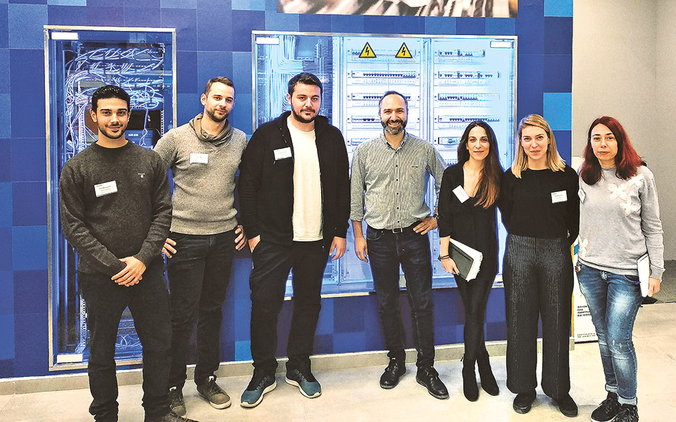 β-καυκασ-αε-ο-εργαζόμενος-στο-προσκήνι-2308298