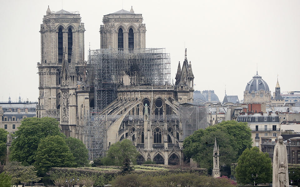 η-καρδιά-του-παρισιού-γκρεμίστηκε-2311590