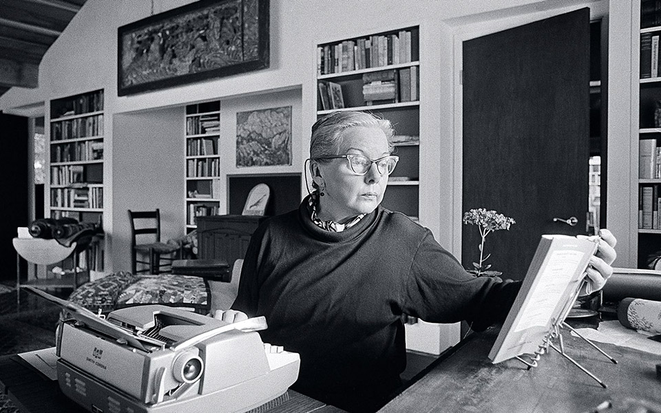 καθαρίζοντας-μανταρίνια-με-θέα-τον-ρή-2309826