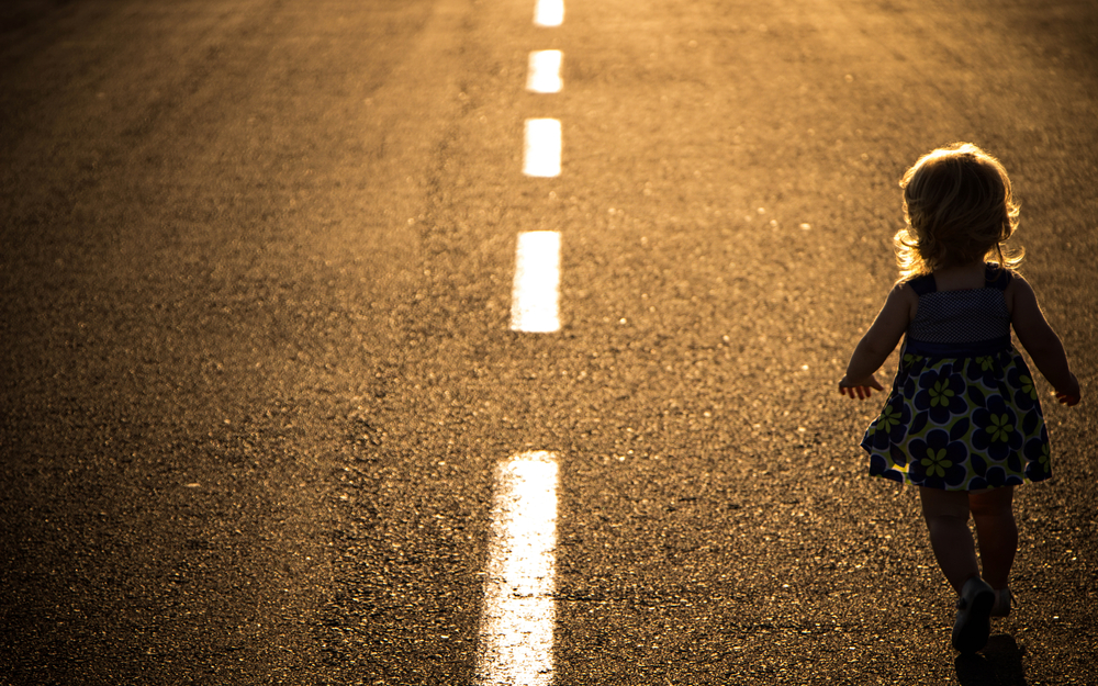 τα-παιδιά-που-ζουν-κοντά-σε-αυτοκινητό-2309772