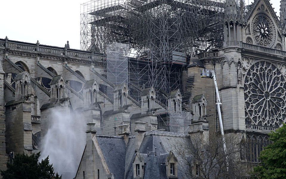 παναγία-των-παρισίων-θλίψη-και-αλληλε-2311534