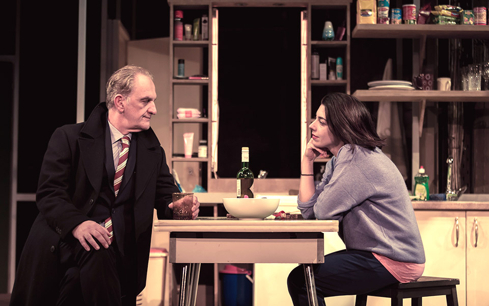 ο-φεγγίτης-του-βρετανού-david-hare-στο-θέατρ-2308039