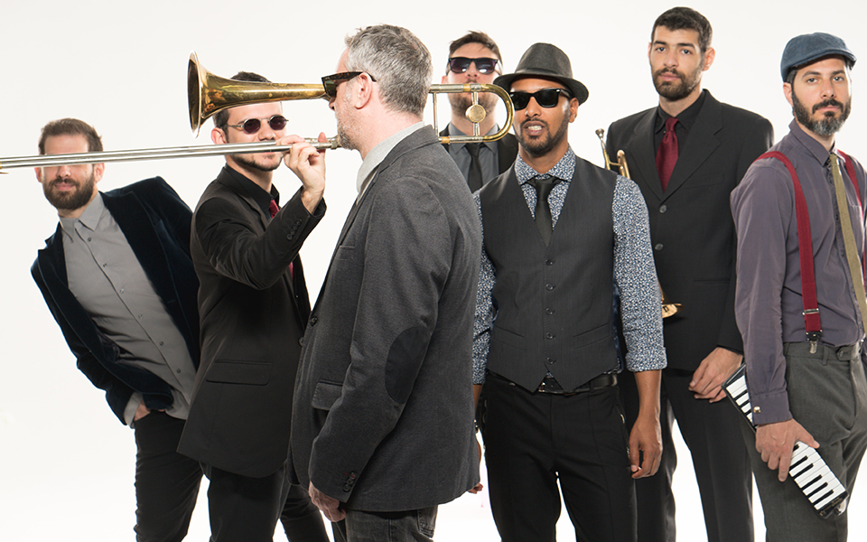 η-ρέγκε-συναντά-τον-τζέιμς-μπράουν-διά-2315023