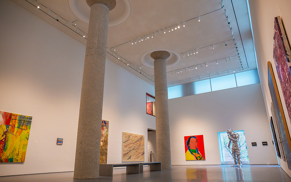 σφυρί-και-γκαλερί-σε-ένα-κτίριο-2315036