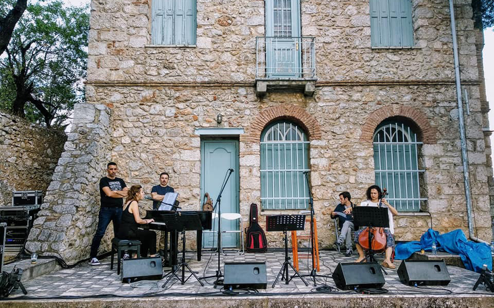 το-λάλον-ύδωρ-των-δελφών-διαθέτει-φω-2315221