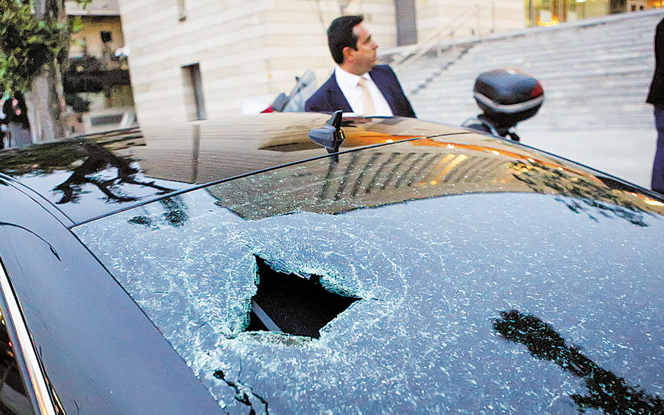 θρασύτατη-επίθεση-κουκουλοφόρων-σε-π-2316351