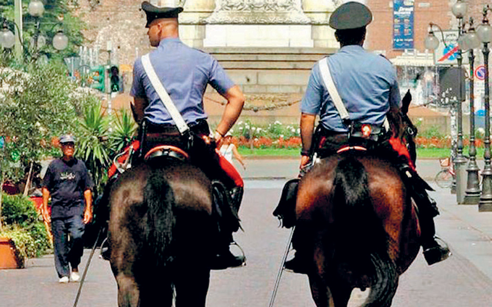 καραμπινιέροι-φυλάνε-φιστικιές-στη-σ-2316767