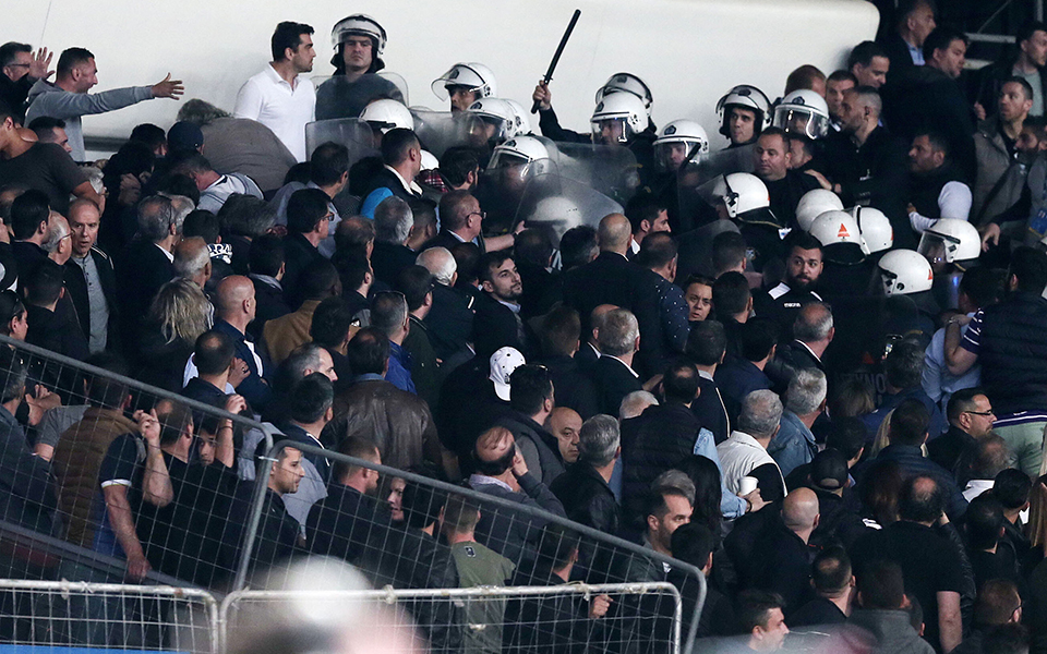 to-χρονικό-του-φιάσκου-στις-εξέδρες-του-2316780