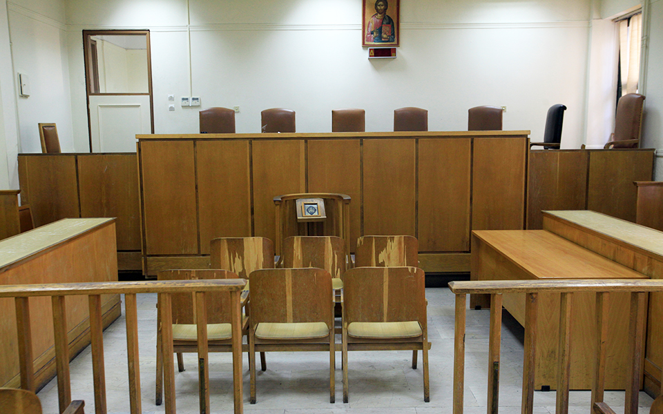 εγκλωβισμένοι-οι-νέοι-κώδικες-λόγω-2318810