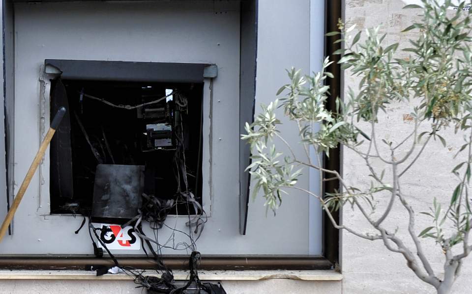 φθορές-σε-υποκατάστημα-τράπεζας-προκ-2317734