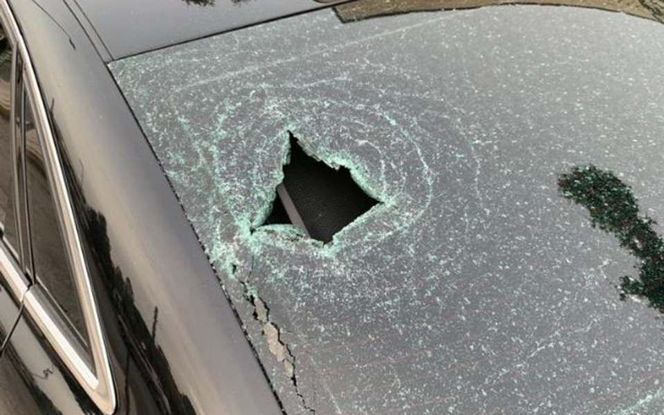 επίθεση-κουκουλοφόρων-σε-προεκλογικ-2316306