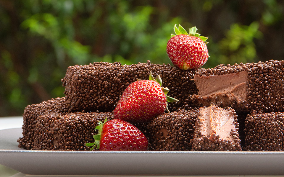 μπάρες-από-σοκολάτα-γάλακτος-και-φράο-2315035