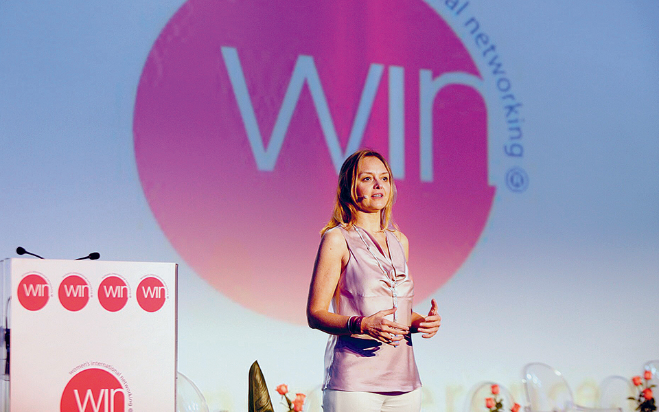 το-βότσαλο-που-δημιουργεί-κύματα-αλλ-2319452