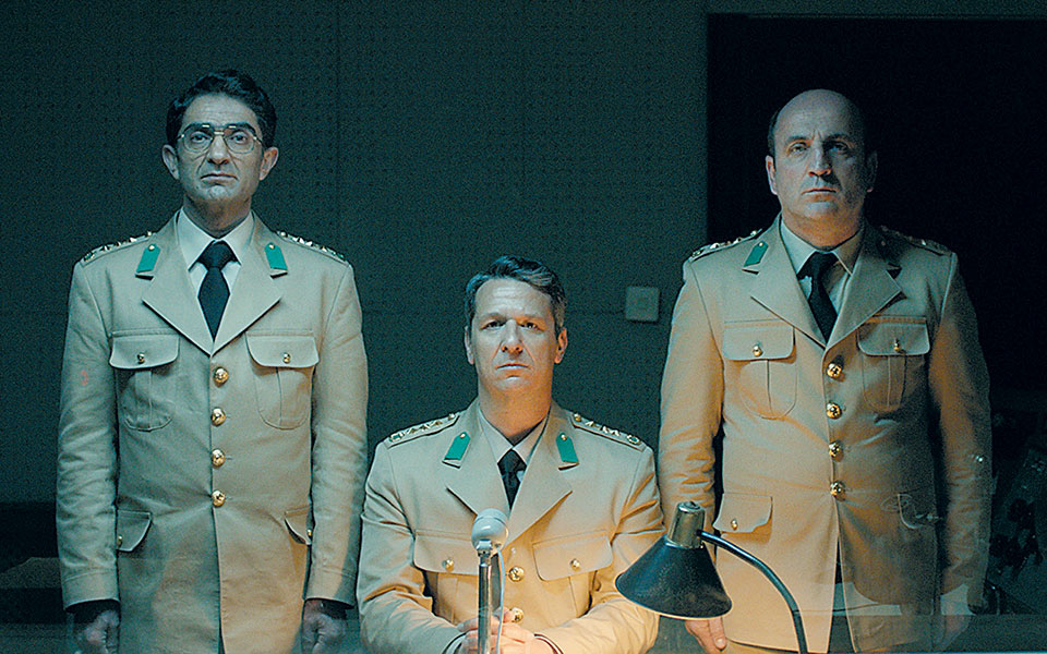 ιλαροτραγωδία-με-φόντο-την-αγκυρα-2314274