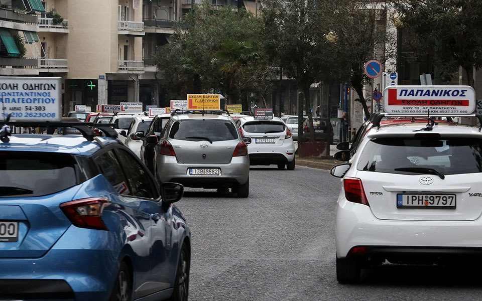 φρένο-και-πάλι-στις-εξετάσεις-για-δί-2318009