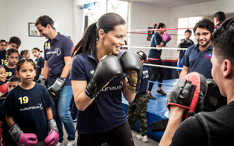 h-adriana-lima-παίζει-μποξ-στο-μεξικό-με-την-iwc-2316606