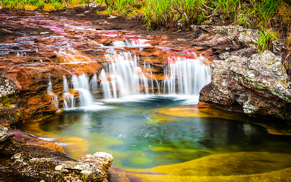 το-πολύχρωμο-ποτάμι-που-το-έσκασε-από-2315474