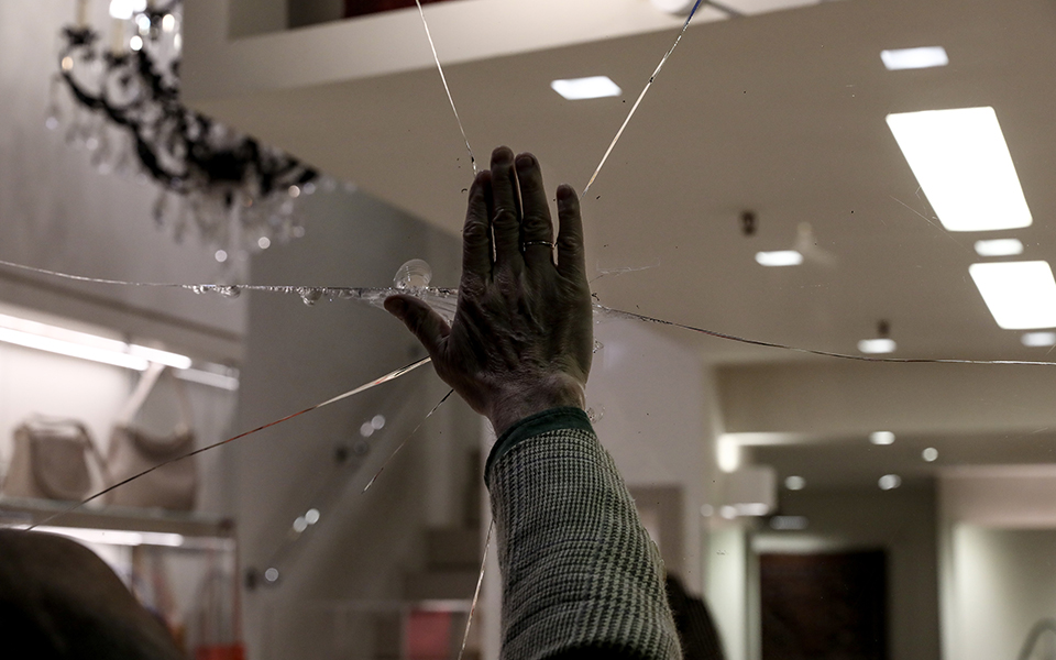 κουκουλοφόροι-τα-έκαναν-γυαλιά-καρφι-2315343