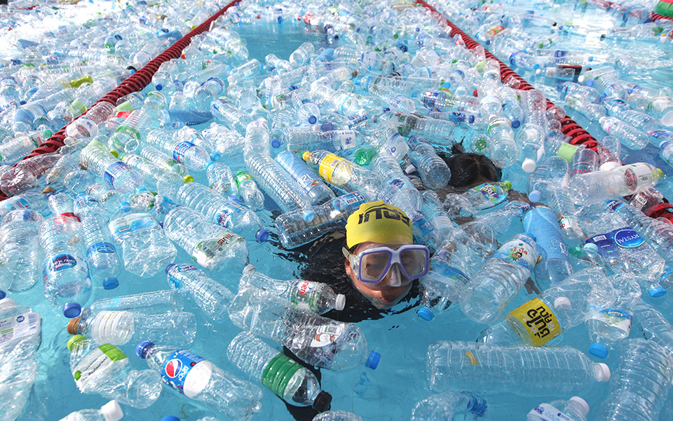 κολύμπι-στο-πλαστικό-2322378