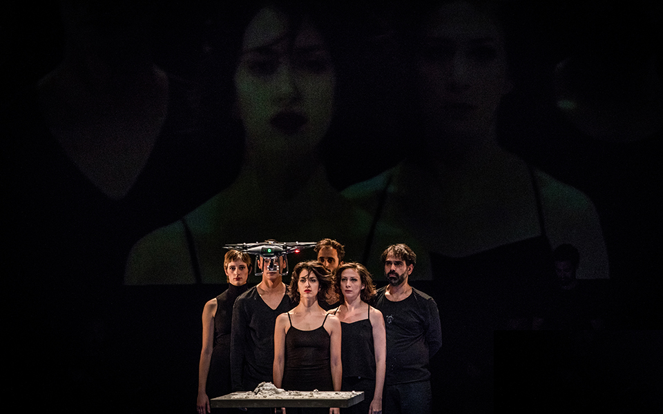 χορεύοντας-μέσα-σε-μια-κατεστραμμένη-2324198