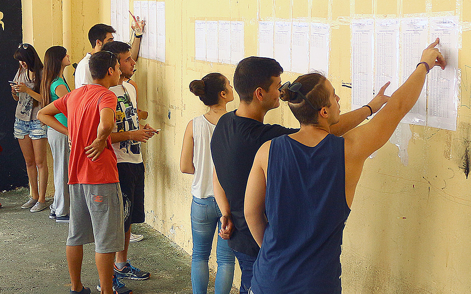 κάτω-από-τη-βάση-οι-πανελλαδικές-σε-β-2324534