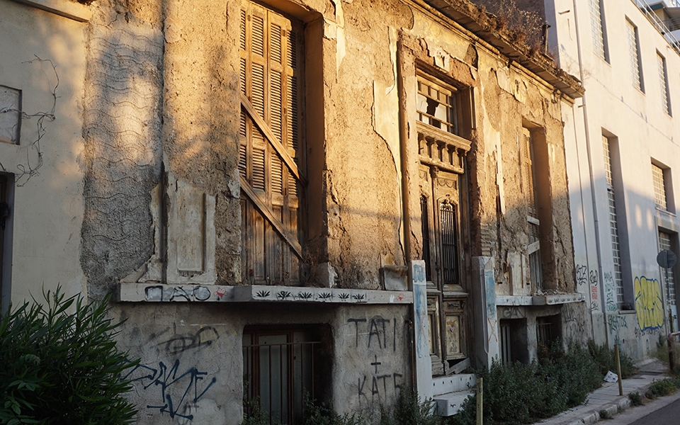 στην-οδό-μαυρομιχάλη-με-το-τελευταίο-φ-2324743