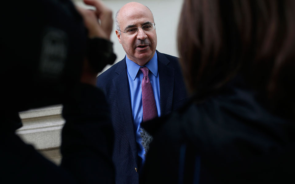 μπιλ-μπράουντερ-το-κόκκινο-πανί-για-το-2321457