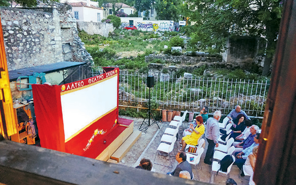 σε-ένα-λαϊκό-θέατρο-σκιών-η-αγία-φιλοθέ-2323259
