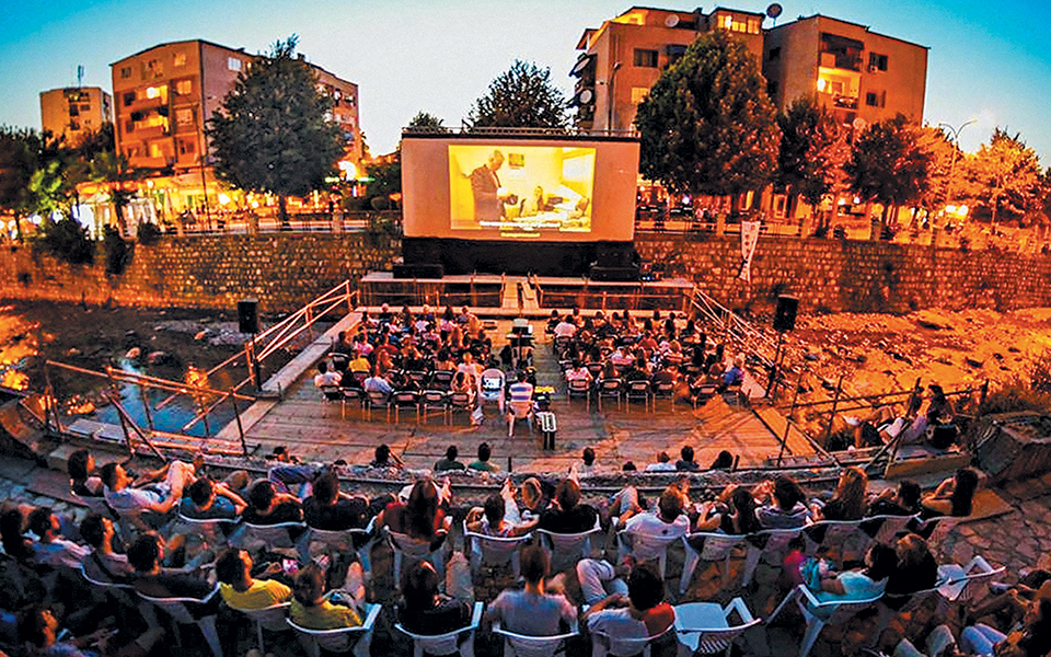 athens-open-air-ο-μπρους-λι-στη-δραπετσώνα-2320613