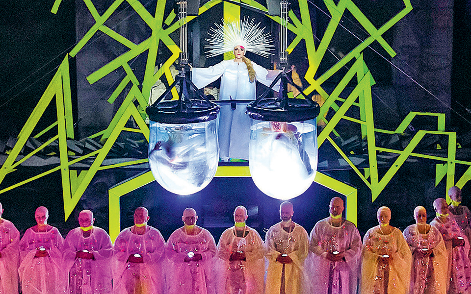 μια-νόρμα-από-το-μέλλον-ντυμένη-με-led-2321087