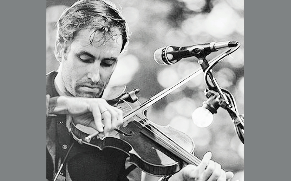 ροκάροντας-με-βιολί-και-σφύριγμα-2322355