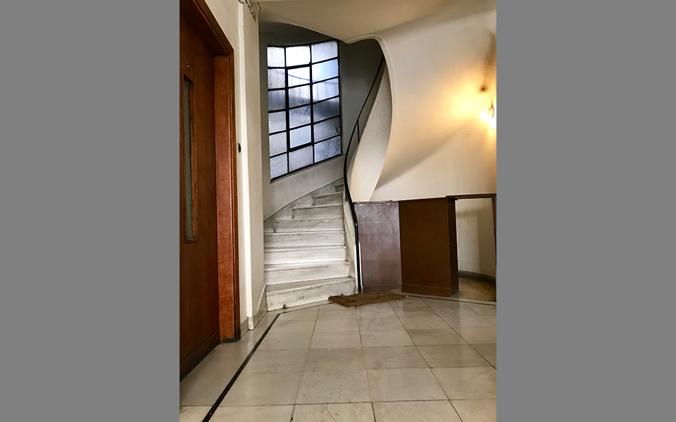 μια-παλιά-πολυκατοικία-και-η-αύρα-του-η-2321222